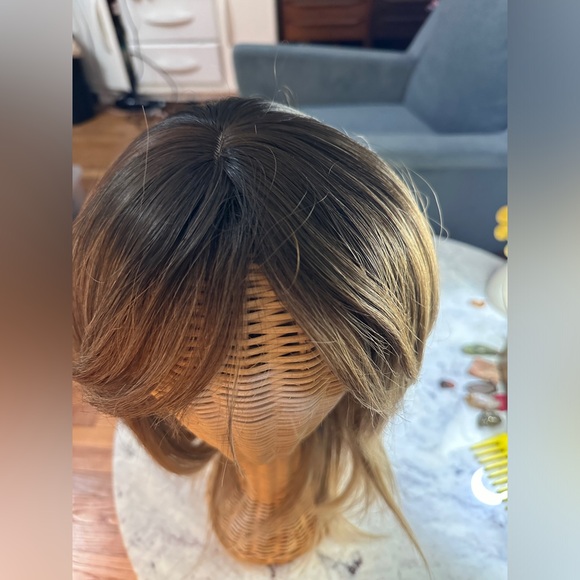 Unknown Amazon Wig Soft Layered Synthetic Fibers with Trimmed Bangs - Picture 9 of 15